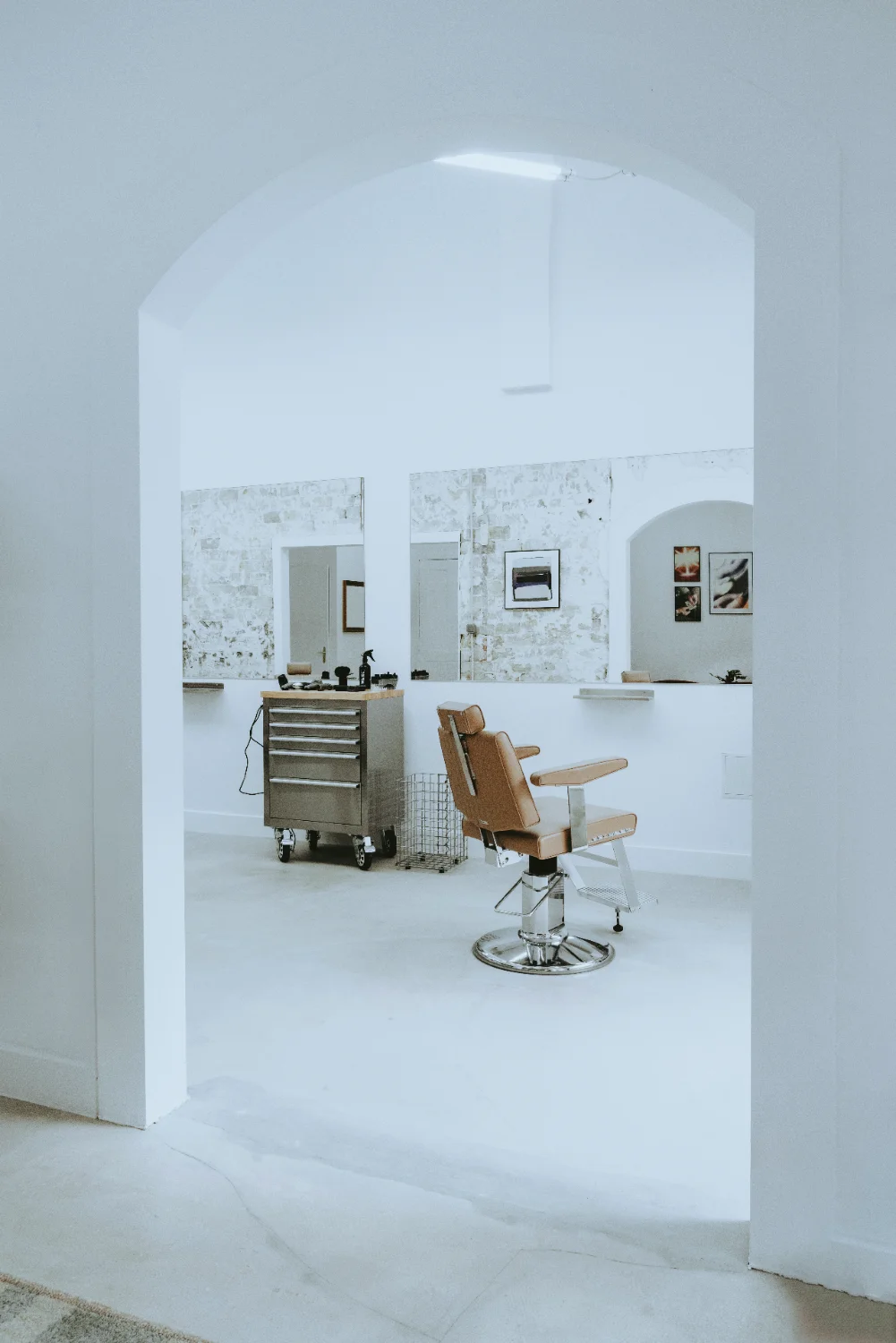 Fauteuil de barbier sous l'arche